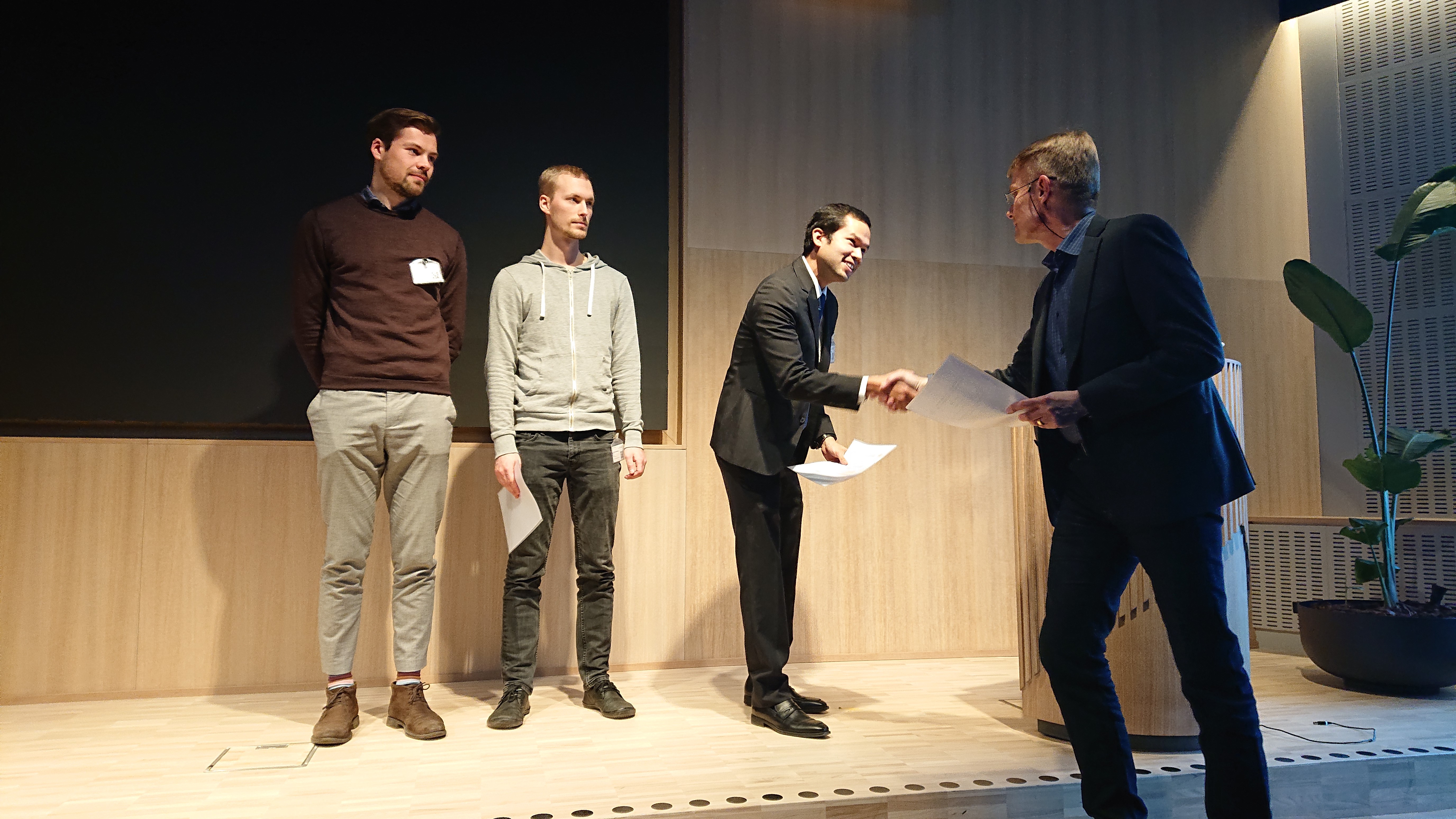 Stipendiaterna är fr.v. Karl Gudmundsson, Niklas Stenberg och Alejandro Kuratomi, prisutdelare är RNN:s ordförande Jan Johansson, Chalmers